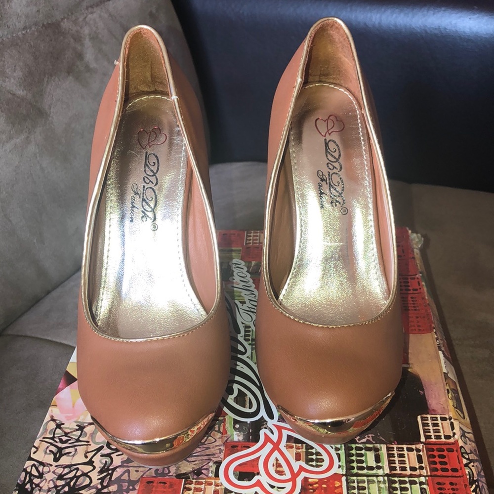 Gorgeous Tan and Gold Platform Wedges